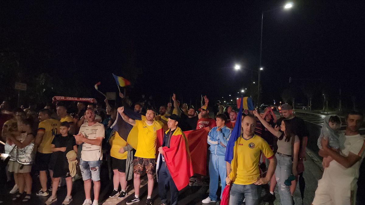 Imagini EPICE de la petrecerea „tricolorilor” » Coman, Stanciu și colegii au cântat și au dansat cu fanii: „Suntem made în România!”