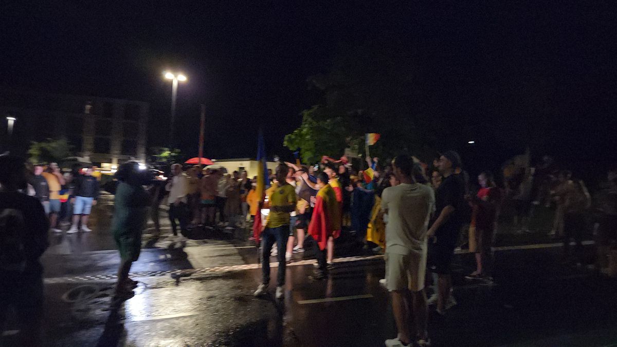 Imagini EPICE de la petrecerea „tricolorilor” » Coman, Stanciu și colegii au cântat și au dansat cu fanii: „Suntem made în România!”