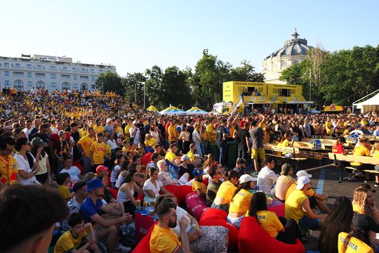 Peste 3.000 de suporteri ai naționalei s-au strâns în Piața George Enescu, de unde urmăresc pe un ecran uriaș meciul dintre România și Slovacia, decisiv pentru calificarea în optimile Campionatului European din Germania.