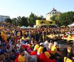 Peste 3.000 de suporteri ai naționalei s-au strâns în Piața George Enescu, de unde urmăresc pe un ecran uriaș meciul dintre România și Slovacia, decisiv pentru calificarea în optimile Campionatului European din Germania.