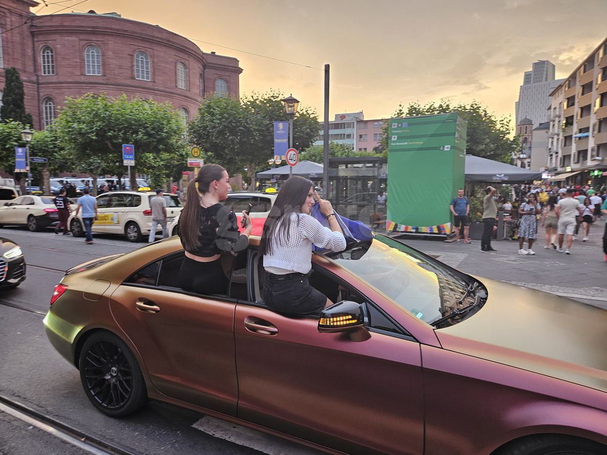 Splendoare galbenă la Frankfurt » Românii au luat cu asalt Germania: imagini nebune cu sărbătoarea fanilor după calificarea naționalei