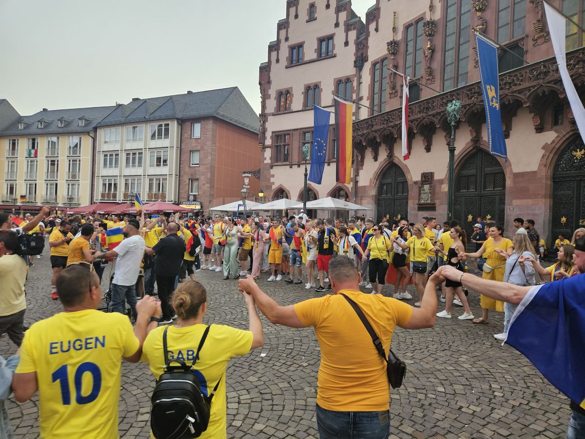 Fanii României au sărbătorit în piața din Frankfurt calificarea în optimile EURO 2024