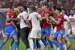 Scandal în toată regula sub ochii lui Istvan Kovacs, a plouat cu „cartonașe”! Cehii și turcii s-au luat la bătaie după meci + RECORD istoric de „galbene”