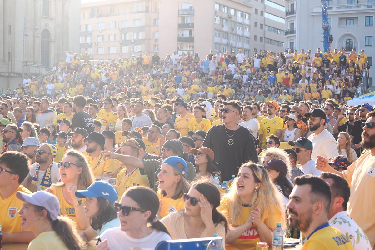 Imagini unice în București » Mii de suporteri ai naționalei trăiesc la intensitate MAXIMĂ meciul România - Slovacia