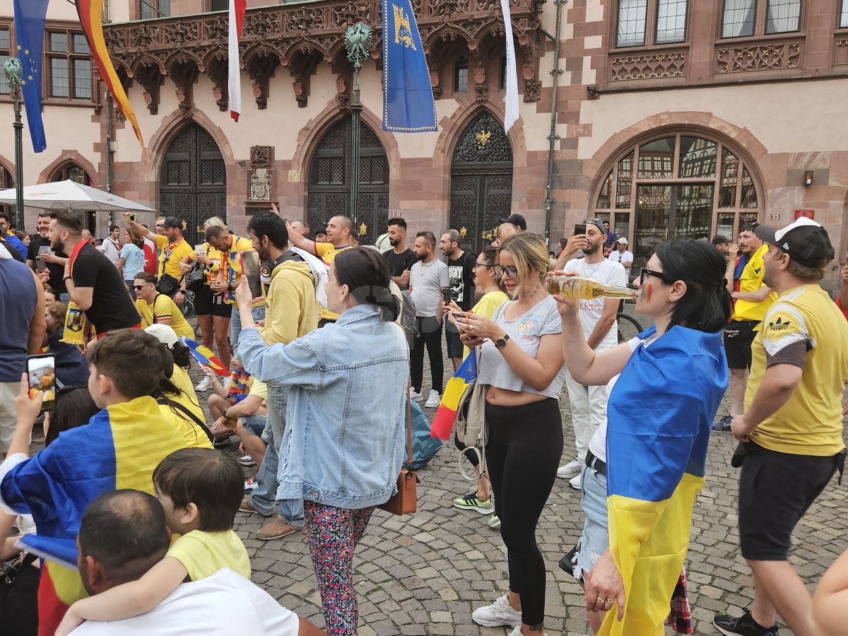 Fanii României au sărbătorit în piața din Frankfurt calificarea în optimile EURO 2024