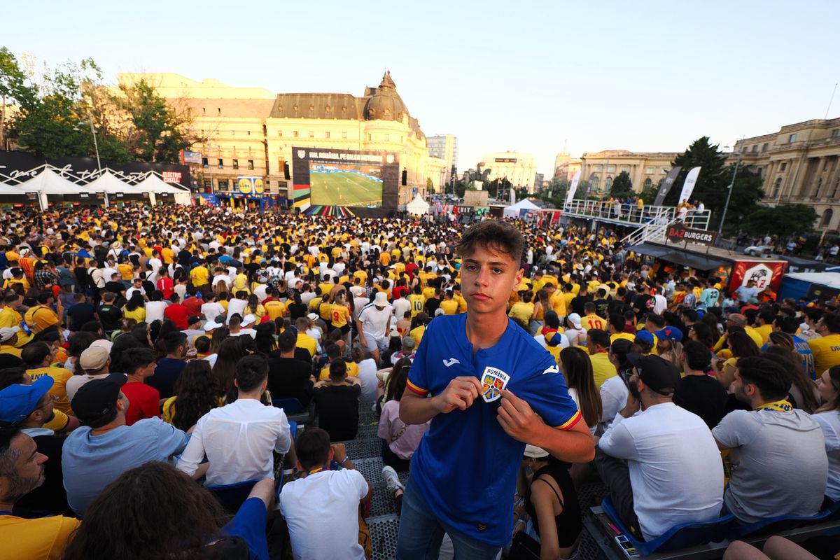 Imagini unice în București » Mii de suporteri ai naționalei trăiesc la intensitate MAXIMĂ meciul România - Slovacia