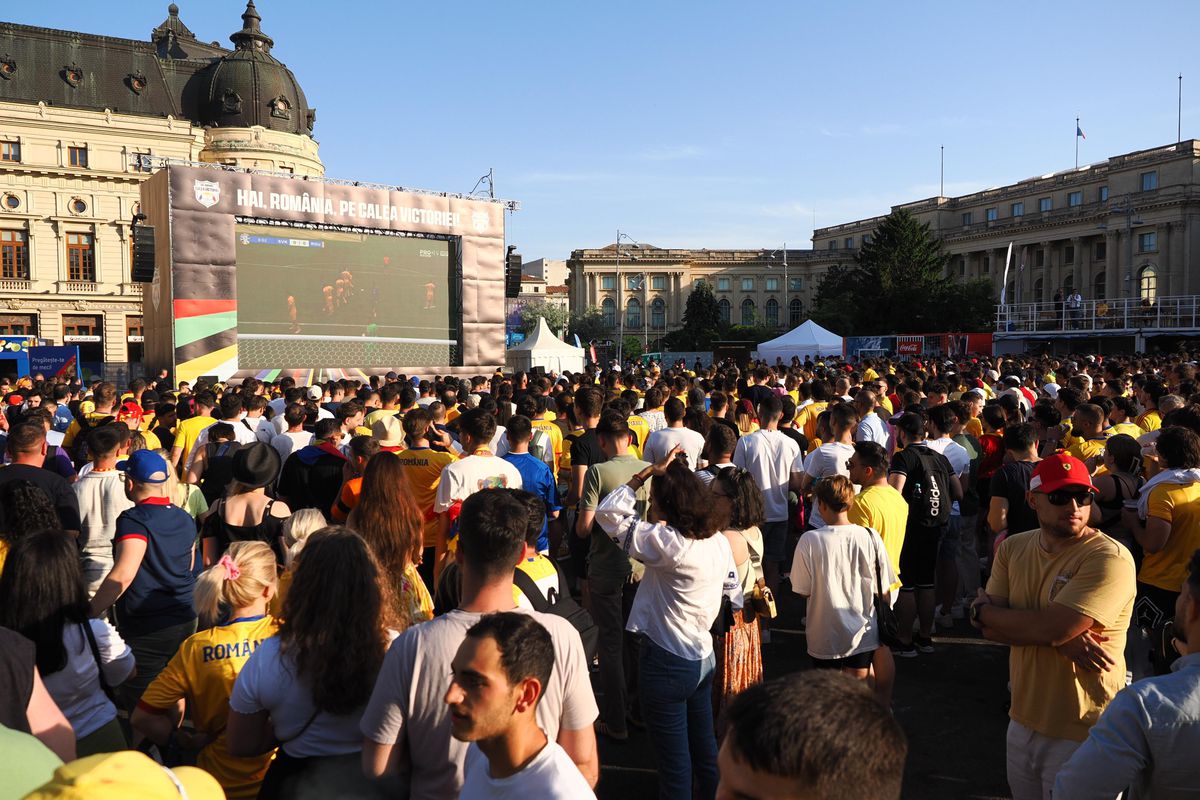 Imagini unice în București » Mii de suporteri ai naționalei trăiesc la intensitate MAXIMĂ meciul România - Slovacia