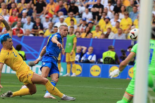 Andrei Rațiu, tackling la Mudryk în România - Ucraina 3-0. Sursă foto: Imago