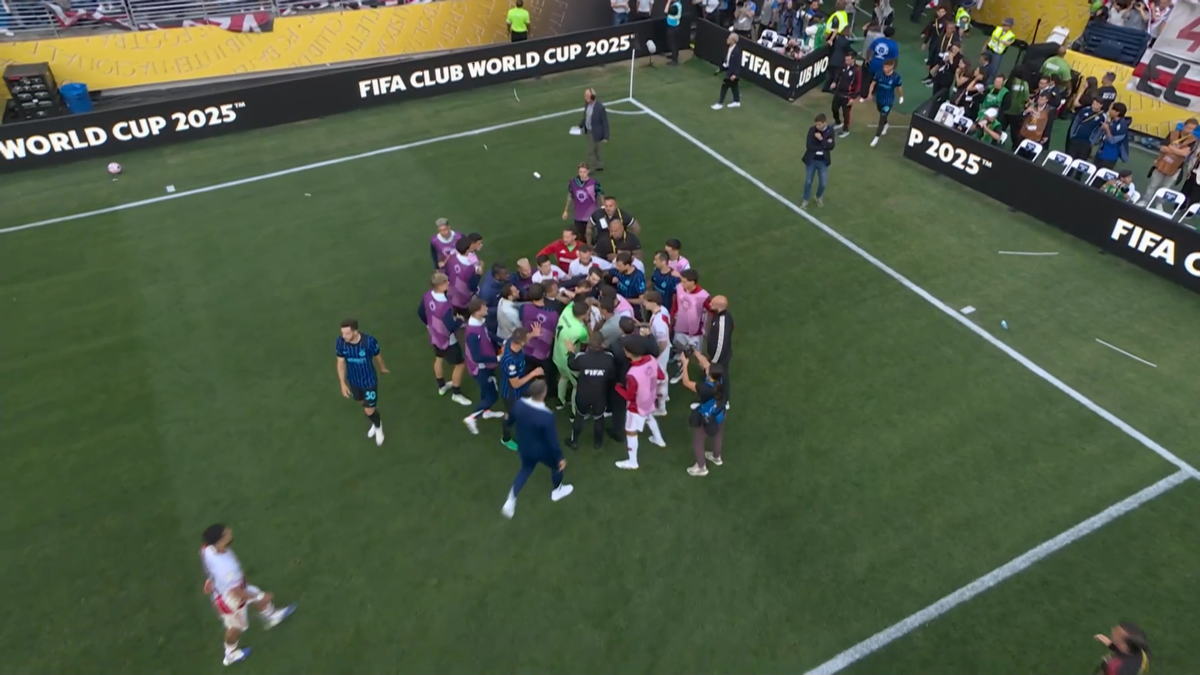 Scene ireale după Inter - River » Cristi Chivu a sprintat și l-a luat de guler + Dumfries a fugit la vestiare pentru a evita haosul