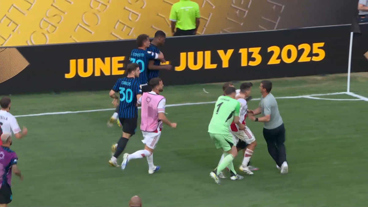 Scene ireale după Inter - River » Cristi Chivu a sprintat și l-a luat de guler + Dumfries a fugit la vestiare pentru a evita haosul