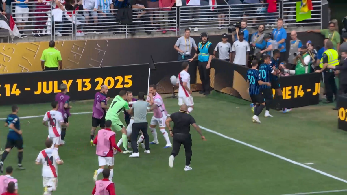 Scene ireale după Inter - River » Cristi Chivu a sprintat și l-a luat de guler + Dumfries a fugit la vestiare pentru a evita haosul