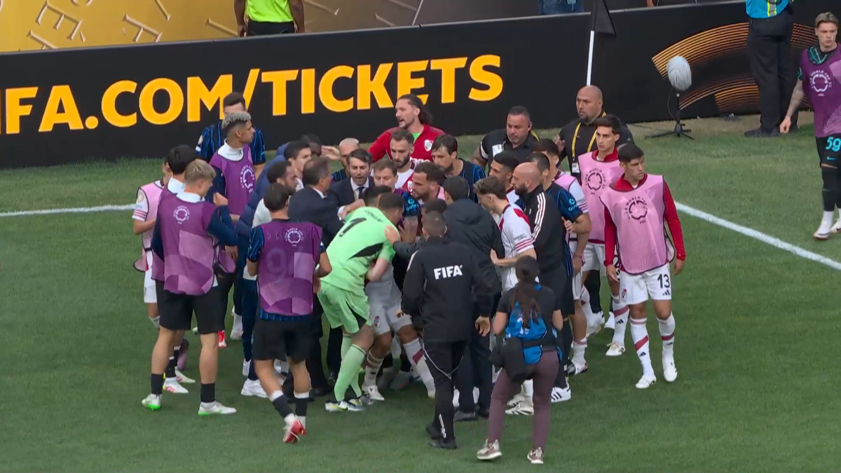 Scene ireale după Inter - River » Cristi Chivu a sprintat și l-a luat de guler + Dumfries a fugit la vestiare pentru a evita haosul