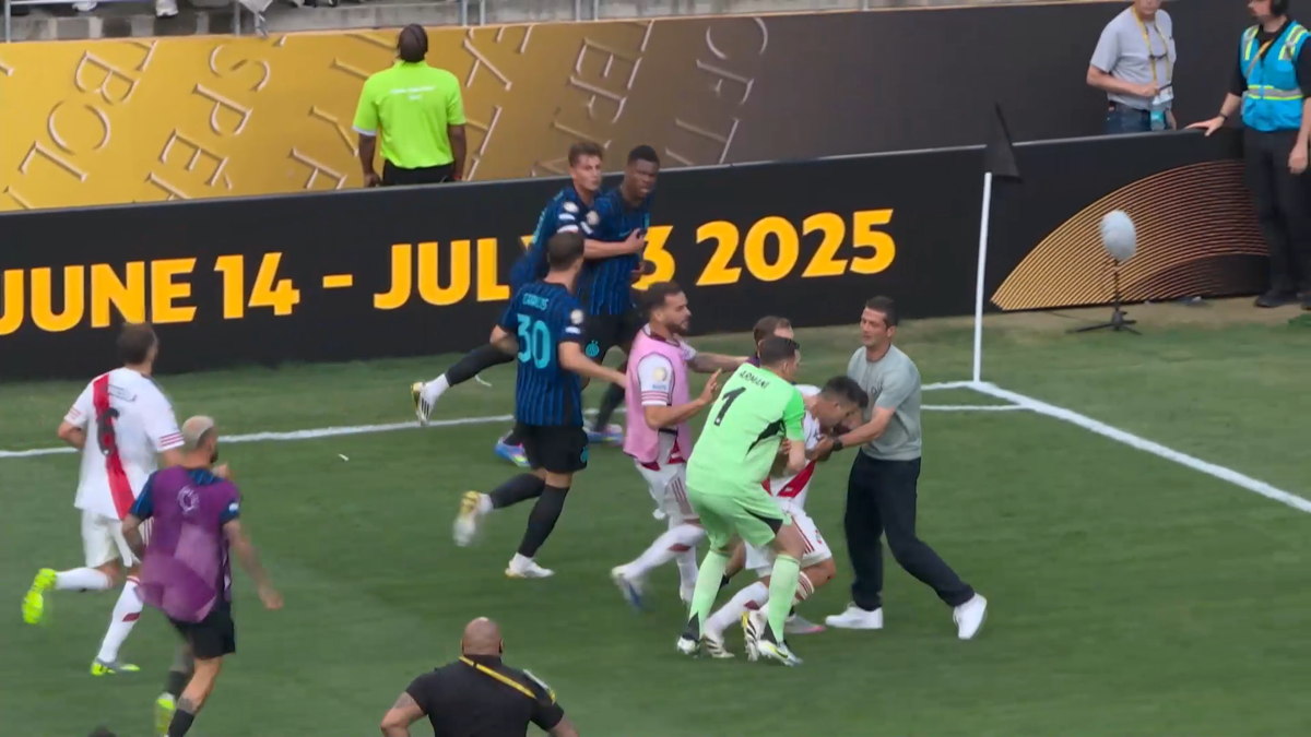 Scene ireale după Inter - River » Cristi Chivu a sprintat și l-a luat de guler + Dumfries a fugit la vestiare pentru a evita haosul