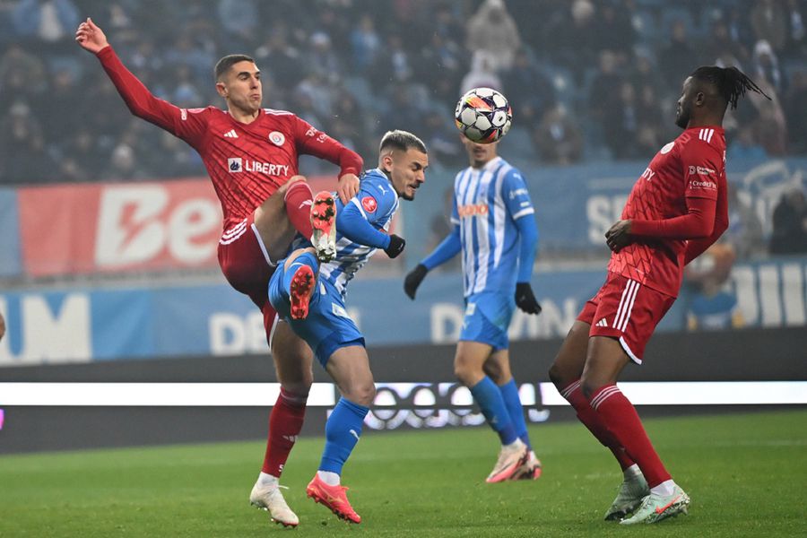 Nikola Stevanovic, în duel cu Alexandru Mitriță, în partida Universitatea Craiova - Oțelul Galați. Foto: Imago Universitatea Craiova forțează transferul din Superliga