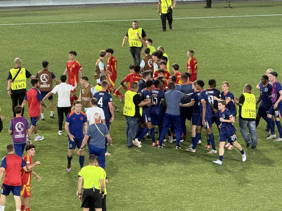 Scandal la finalul meciului Spania - Olanda Spania U19 - Olanda U19 0-1. Viitor „portocaliu”: un autogol pe Giulești a tranșat finala Europeanului U19. Burleanu și arbitrii, huiduiți la premiere