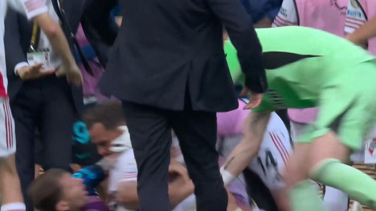 Scene ireale după Inter - River » Cristi Chivu a sprintat și l-a luat de guler + Dumfries a fugit la vestiare pentru a evita haosul