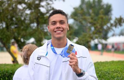 David Popovici, pus pe glume după ce a cucerit titlul care-i lipsea cu cel mai bun timp al anului: „Mă cam pune antrenorul!”