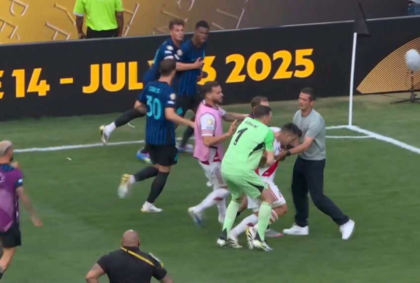GALERIE FOTO Scene ireale după Inter - River » Cristi Chivu a sprintat și l-a luat de guler + Dumfries a fugit la vestiare pentru a scăpa de bătaie