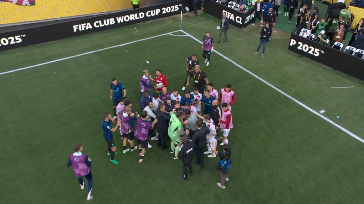 Scene ireale după Inter - River » Cristi Chivu a sprintat și l-a luat de guler + Dumfries a fugit la vestiare pentru a evita haosul