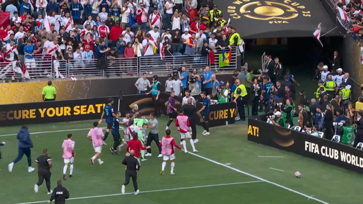 Scene ireale după Inter - River » Cristi Chivu a sprintat și l-a luat de guler + Dumfries a fugit la vestiare pentru a evita haosul