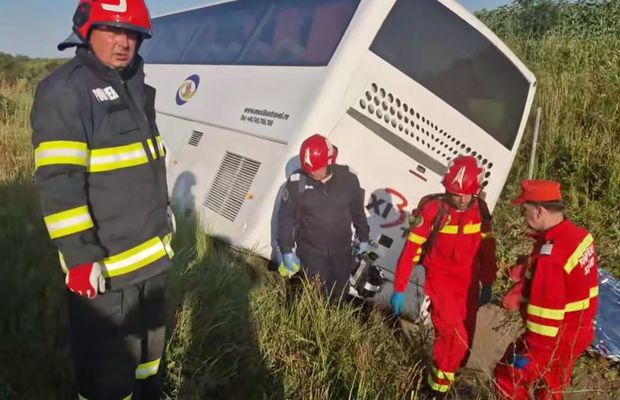 Familia micuțului baschetbalist accidentat pe Autostrada Soarelui așteaptă o minune » Scenă înduioșătoare în fața spitalului „Grigore Alexandrescu”