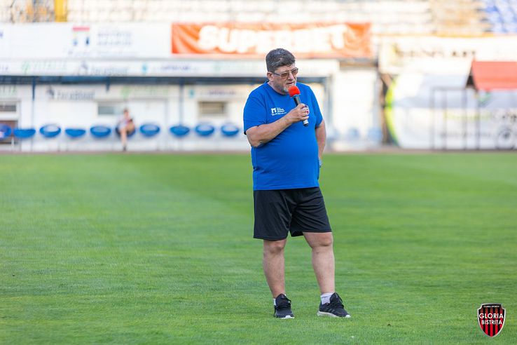 Cristi Pustai, la microfon la reunirea Gloriei Bistrița // foto: Facebook @ Gloria Bistrița