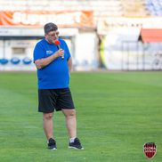 Cristi Pustai, la microfon la reunirea Gloriei Bistrița // foto: Facebook @ Gloria Bistrița