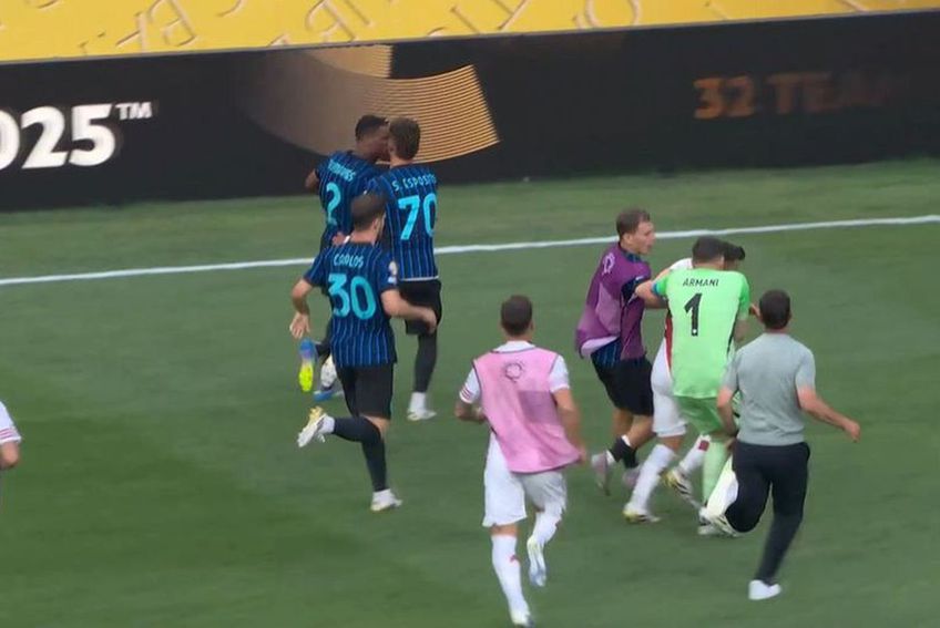 Imagini halucinante după Inter - River Plate. Cristi Chivu a alergat să oprească o bătaie pe teren