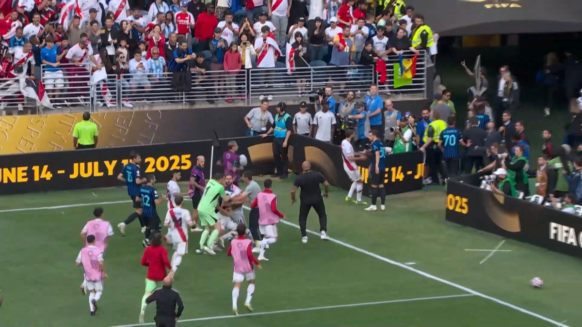 Scene ireale după Inter - River » Cristi Chivu a sprintat și l-a luat de guler + Dumfries a fugit la vestiare pentru a evita haosul