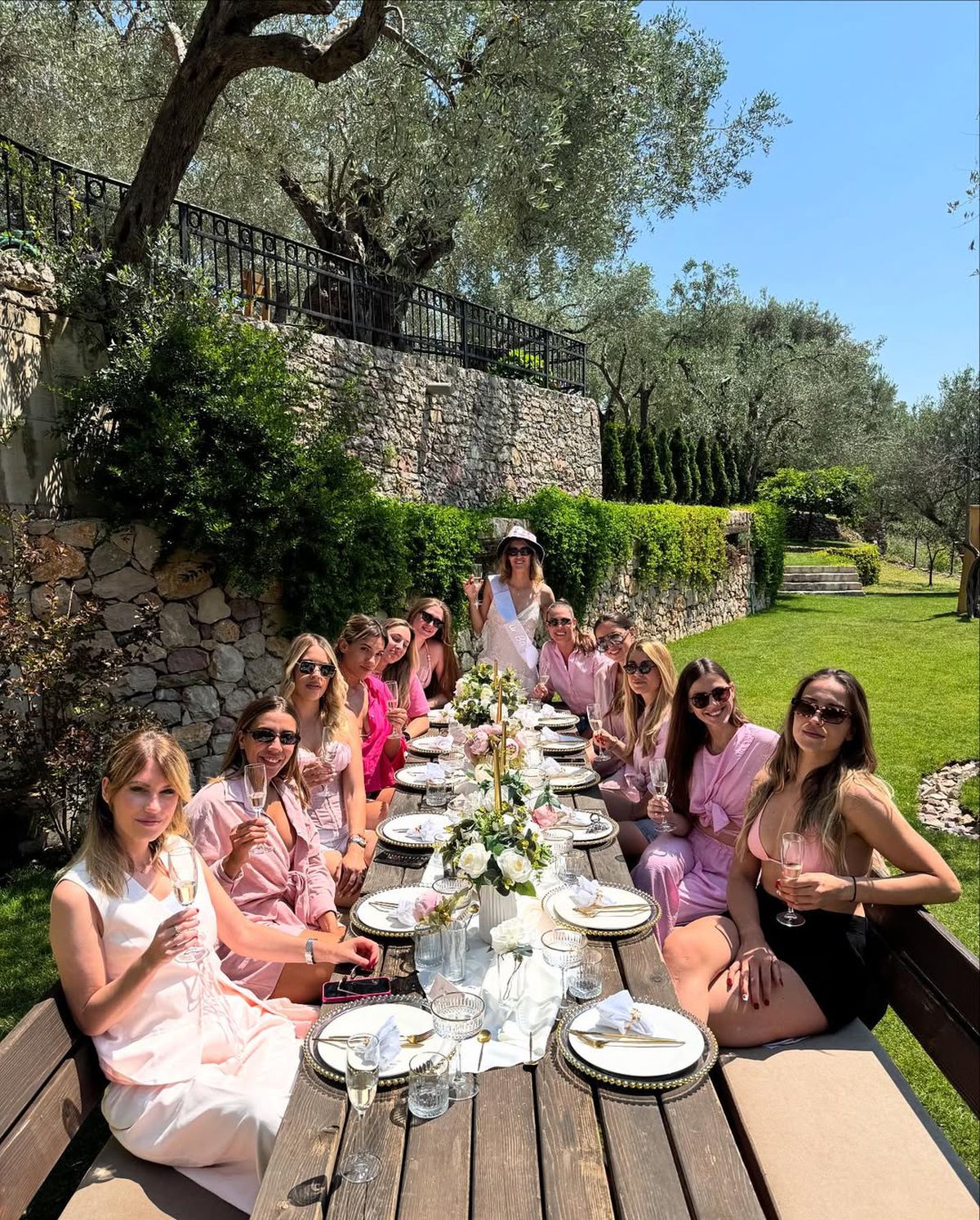 Noua handbalistă a vicecampioanei României, nuntă de vis în Muntenegru! Alegere curajoasă pentru rochie + imagini tari de la petrecerea „burlăcițelor”