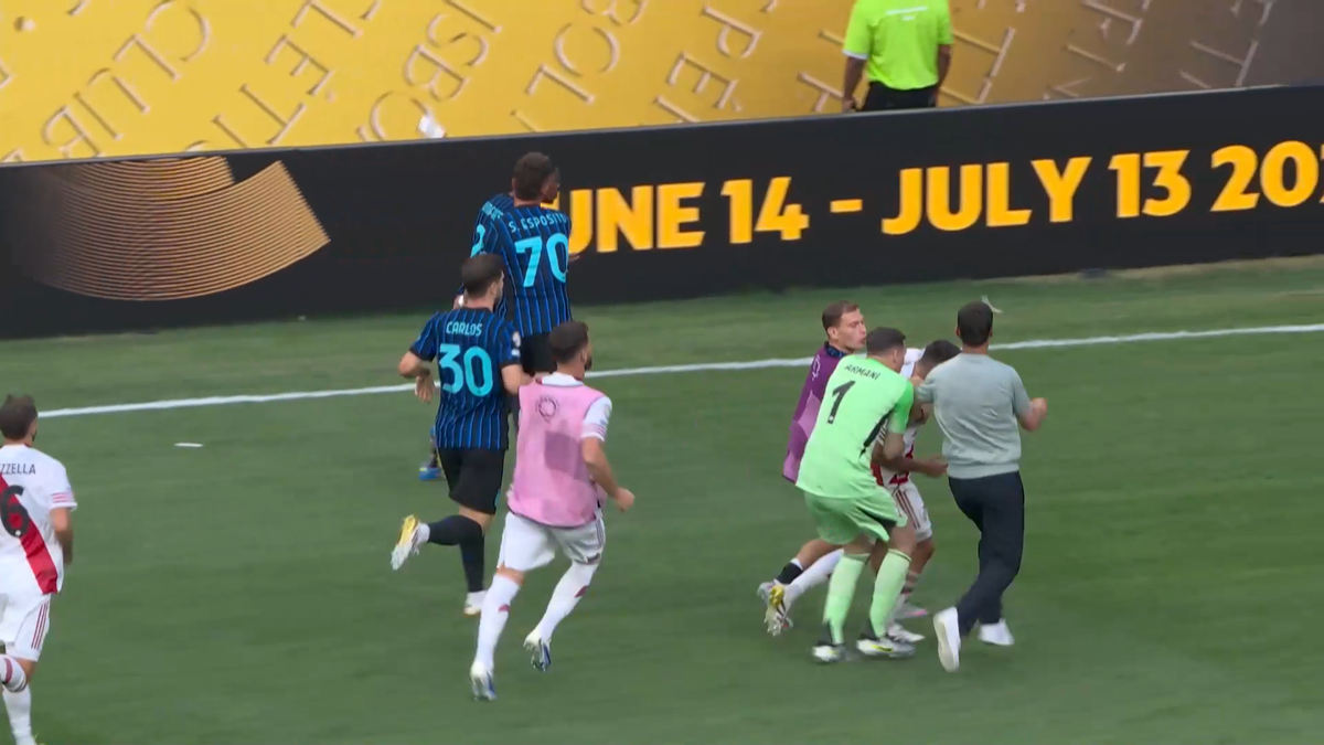 Scene ireale după Inter - River » Cristi Chivu a sprintat și l-a luat de guler + Dumfries a fugit la vestiare pentru a evita haosul