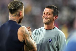 „Am stat 125 de zile la Cristi Chivu în casă. Seara, la 22:00, mă suna și îmi spunea: «Tete, urcă în avion, că m-a mușcat buldogul!»”