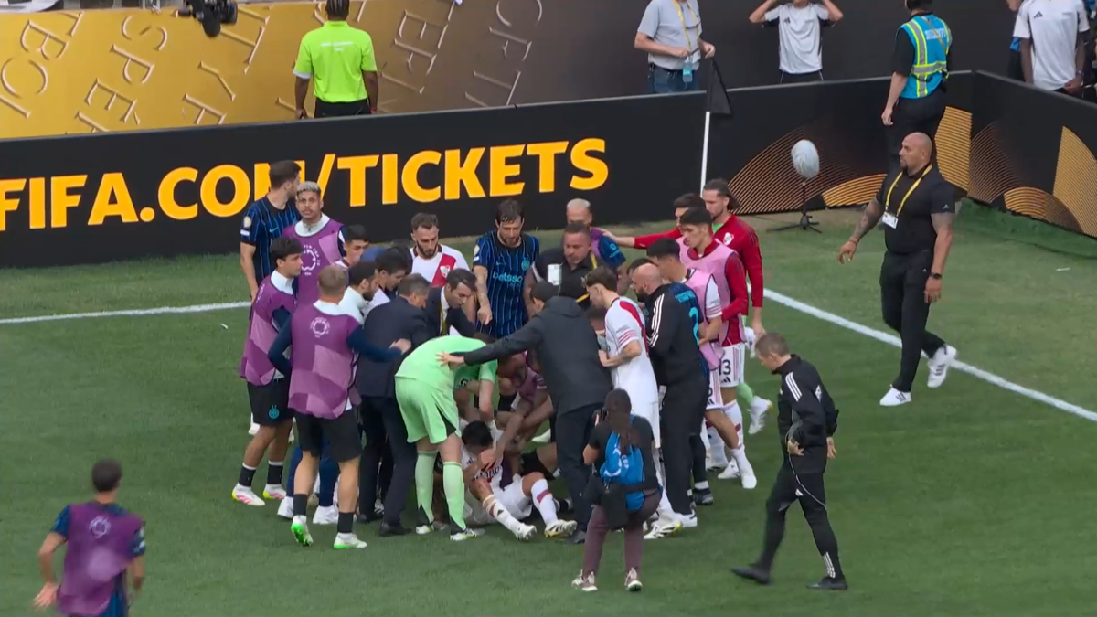 Scene ireale după Inter - River » Cristi Chivu a sprintat și l-a luat de guler + Dumfries a fugit la vestiare pentru a evita haosul