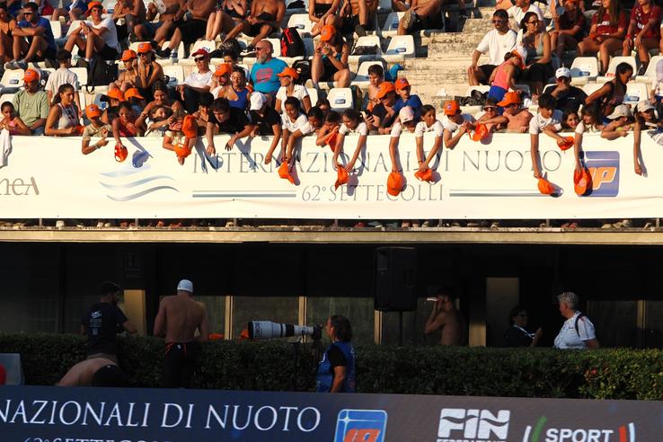 Micii fani italieni, așteptând autografe la Trofeul Settecolli / FOTO: Roxana Fleșeru (GSP.ro)