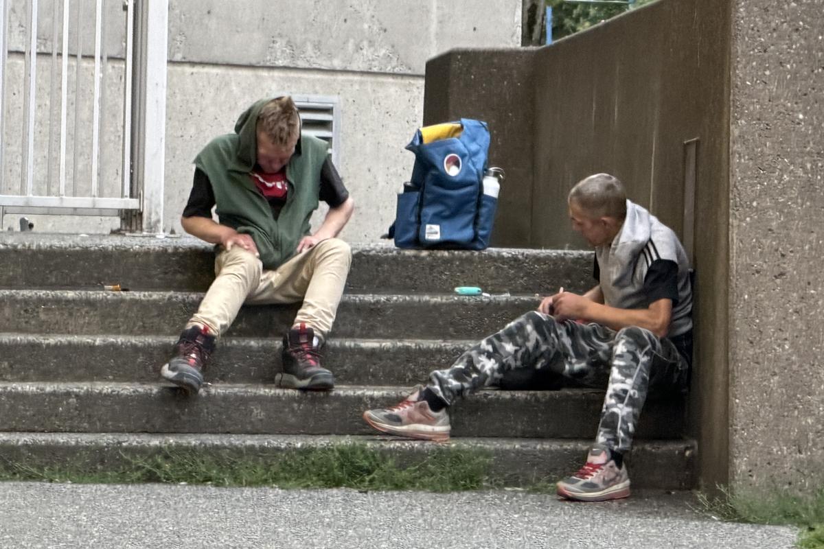 Două lumi paralele în Vancouver: imagini șocante cu infernul fentanilului de la umbra arenei de peste 100 de milioane de dolari