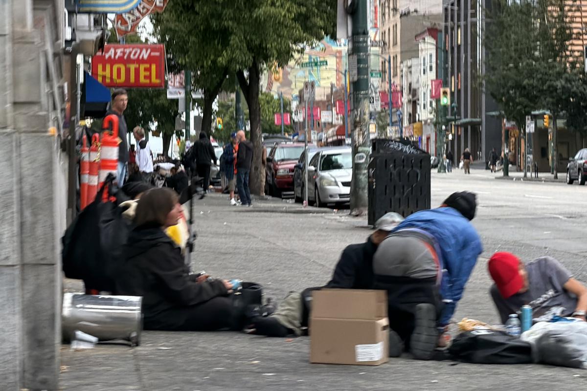 Două lumi paralele în Vancouver: imagini șocante cu infernul fentanilului de la umbra arenei de peste 100 de milioane de dolari