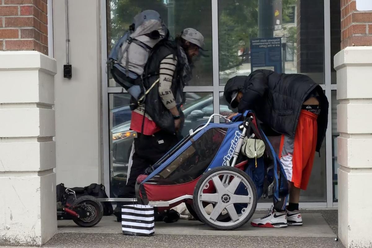 Două lumi paralele în Vancouver: imagini șocante cu infernul fentanilului de la umbra arenei de peste 100 de milioane de dolari