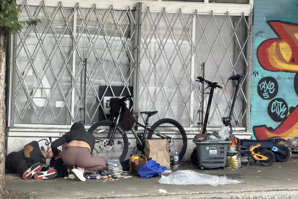 Două lumi paralele în Vancouver: imagini șocante cu infernul fentanilului de la umbra arenei de peste 100 de milioane de dolari