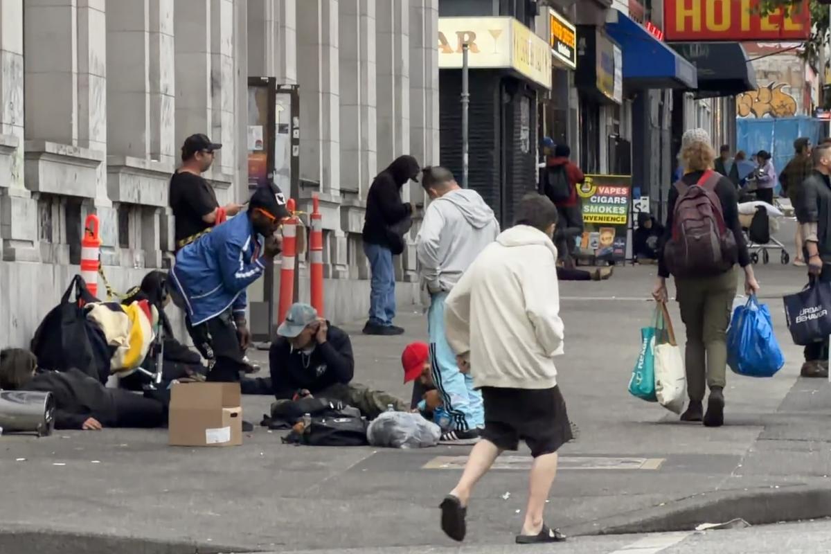 Două lumi paralele în Vancouver: imagini șocante cu infernul fentanilului de la umbra arenei de peste 100 de milioane de dolari