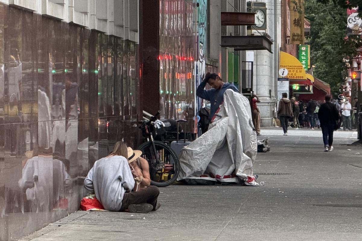 Două lumi paralele în Vancouver: imagini șocante cu infernul fentanilului de la umbra arenei de peste 100 de milioane de dolari