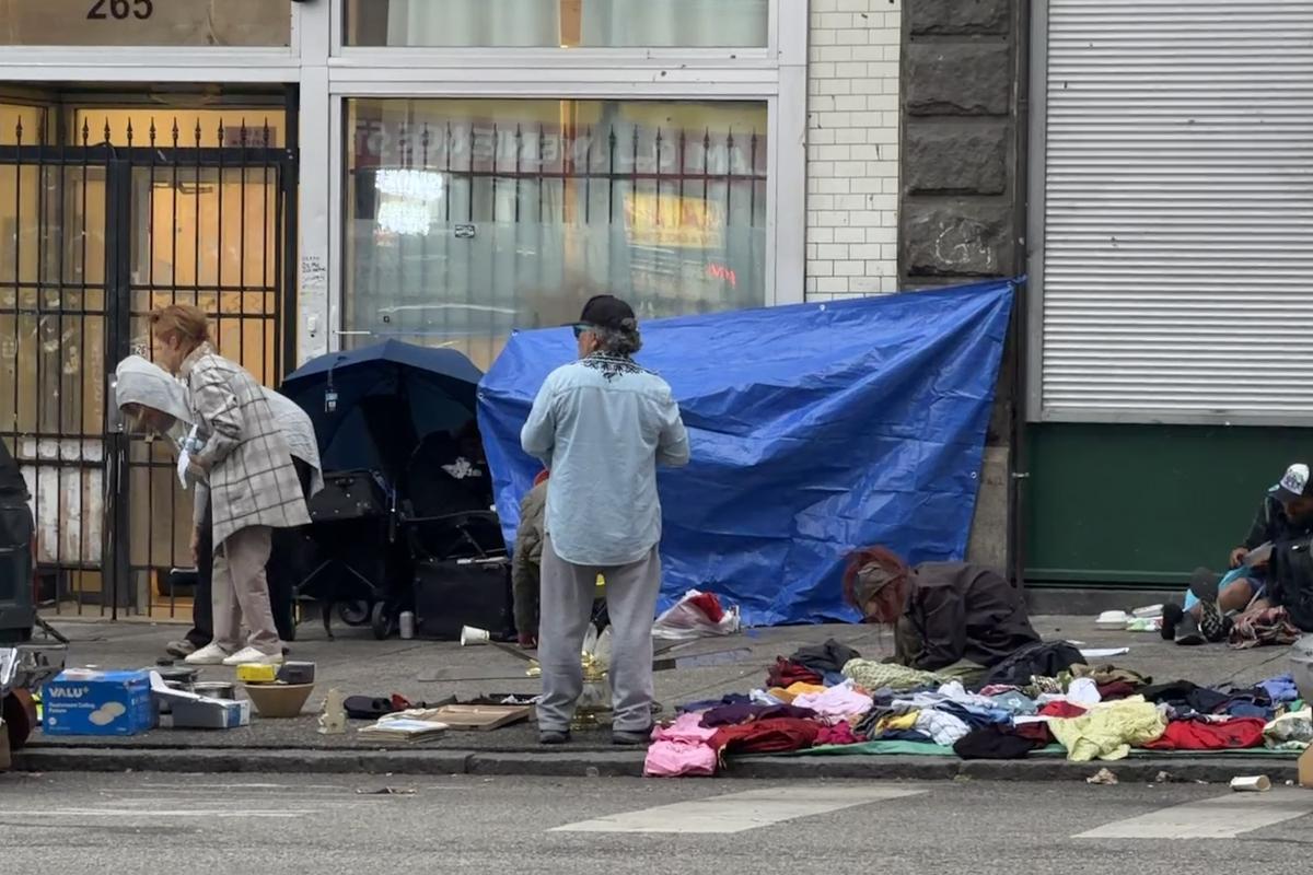 Două lumi paralele în Vancouver: imagini șocante cu infernul fentanilului de la umbra arenei de peste 100 de milioane de dolari