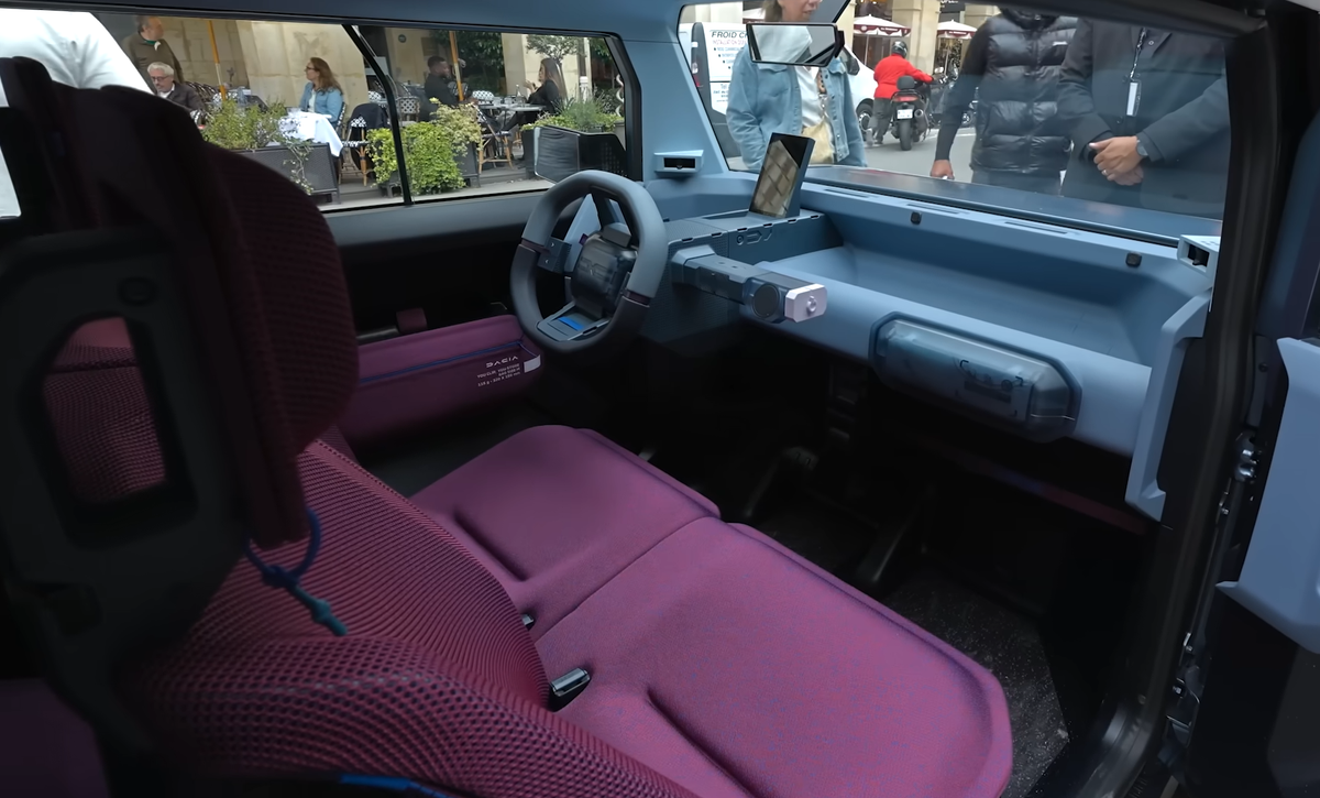 Noul model Dacia, în premieră pe străzile din Paris » Trecătorii au fost uimiți: „E mașina viitorului”
