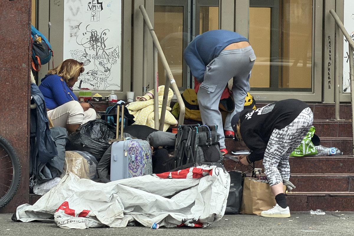 Două lumi paralele în Vancouver: imagini șocante cu infernul fentanilului de la umbra arenei de peste 100 de milioane de dolari