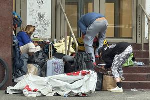 Două lumi paralele în Vancouver: imagini șocante cu infernul fentanilului de la umbra arenei de peste 100 de milioane de dolari