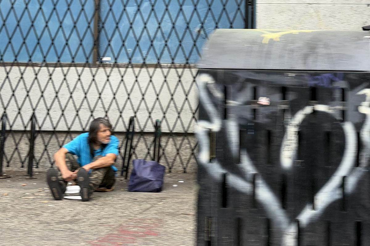 Două lumi paralele în Vancouver: imagini șocante cu infernul fentanilului de la umbra arenei de peste 100 de milioane de dolari