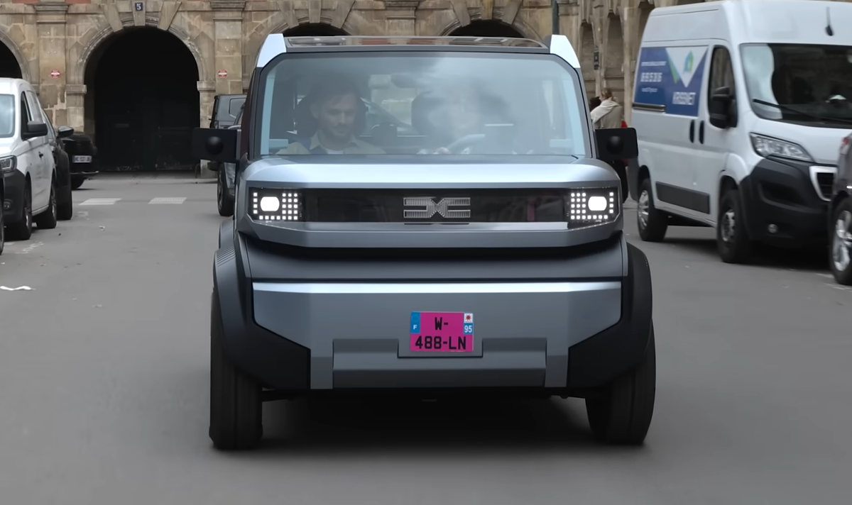 Noul model Dacia, în premieră pe străzile din Paris » Trecătorii au fost uimiți: „E mașina viitorului”