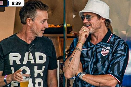 Edward Norton și Brad Pitt, doi bărbați în timpul liber, la un meci de fotbal