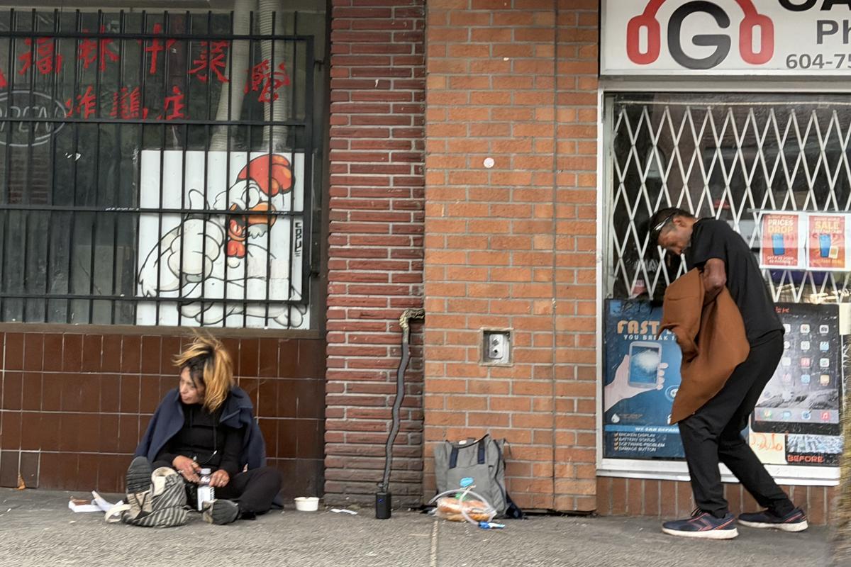 Două lumi paralele în Vancouver: imagini șocante cu infernul fentanilului de la umbra arenei de peste 100 de milioane de dolari