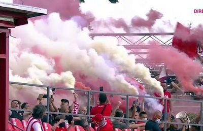 Scene halucinante la UTA - Rapid! Suporterii arădeni au ignorat orice regulă și au intrat în stadion + torțe și scandări rasiste