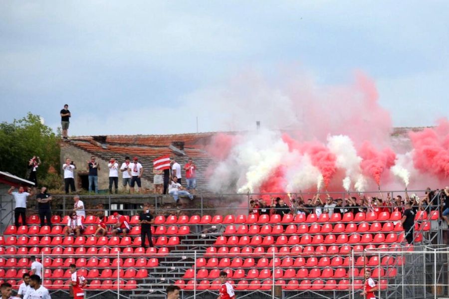 Scene halucinante la UTA - Rapid! Suporterii arădeni au ignorat orice regulă și au intrat în stadion + torțe și scandări rasiste